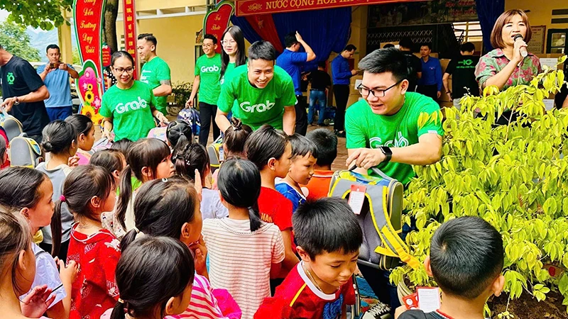 Grab Việt Nam phối hợp Trung ương Đoàn TNCS Hồ Chí Minh và Đoàn TNCS Hồ Chí Minh tỉnh Lào Cai mang đến các phần quà cho học sinh vùng bão lũ.