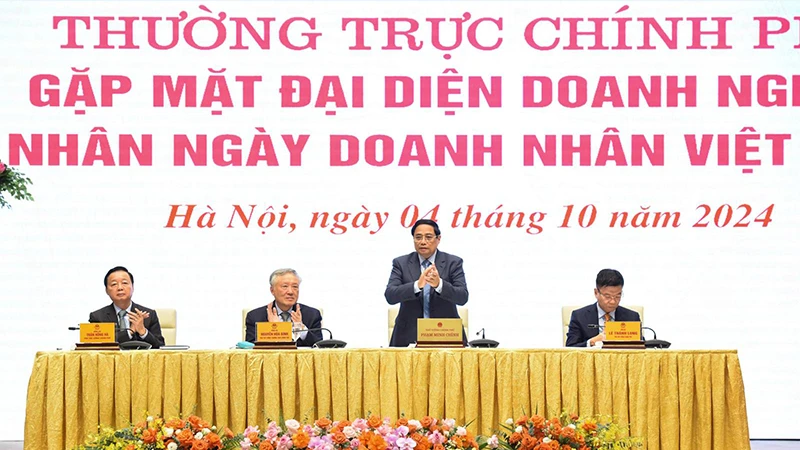 Thủ tướng Phạm Minh Chính chủ trì buổi gặp mặt của Thường trực Chính phủ với đại diện doanh nghiệp nhân Ngày Doanh nhân Việt Nam (Ảnh: TRẦN HẢI)