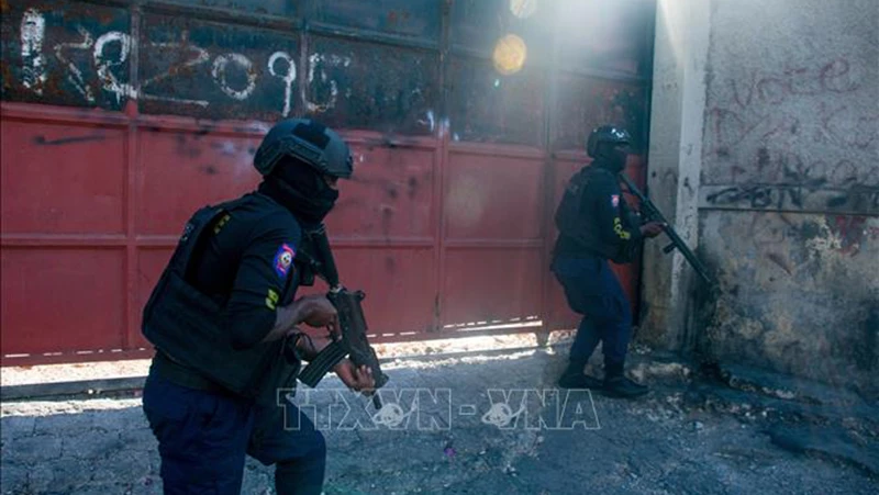 Cảnh sát gác tại thủ đô Port-au-Prince, Haiti, ngày 22/3/2024. (Ảnh: AFP/TTXVN)