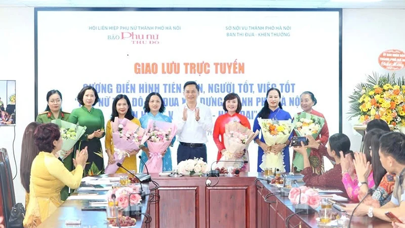 Lãnh đạo thành phố Hà Nội và Chủ tịch Hội Liên hiệp Phụ nữ Hà Nội tặng hoa các gương phụ nữ tiêu biểu của Thủ đô. (Ảnh: NGỌC THỰC)