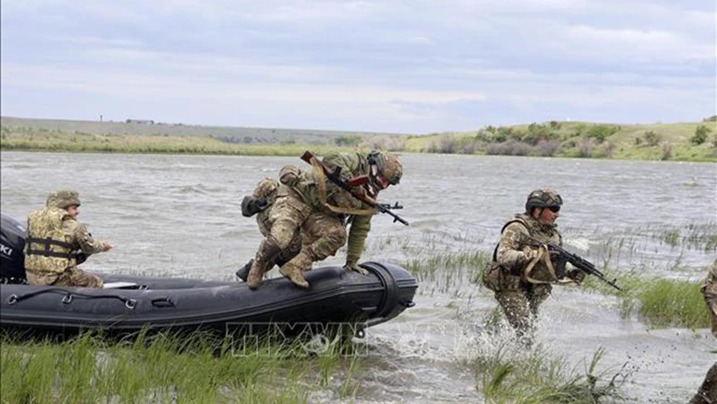 Binh sĩ Ukraine huấn luyện tại khu vực Mykolaiv ngày 14/5/2024. (Ảnh: Kyodo/TTXVN)