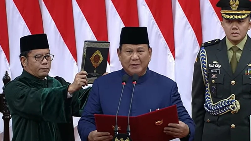 Ông Prabowo Subianto tuyên thệ tại lễ nhậm chức.