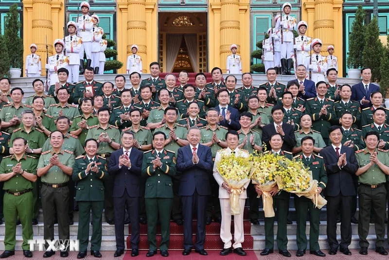 Tổng Bí thư, Chủ tịch nước Tô Lâm, Bí thư Quân ủy Trung ương với các đồng chí lãnh đạo Bộ Quốc phòng và Bộ Công an tại Lễ trao quyết định thăng cấp bậc hàm, quân hàm Đại tướng, Thượng tướng (Ảnh: LÂM KHÁNH/TTXVN)