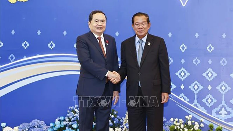 Chủ tịch Đảng Nhân dân Campuchia, Chủ tịch Thượng viện Campuchia Samdech Techo Hun Sen đón Chủ tịch Quốc hội Trần Thanh Mẫn dự Hội nghị. (Ảnh: TTXVN)