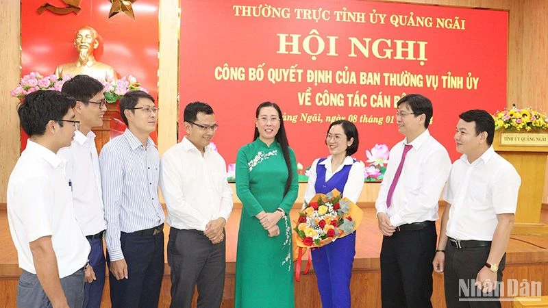 Bí thư Tỉnh ủy Quảng Ngãi Bùi Thị Quỳnh Vân trò chuyện với cán bộ trẻ.