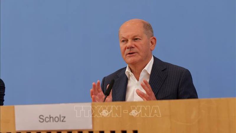 Thủ tướng Đức Olaf Scholz phát biểu tại cuộc họp báo ở Berlin. (Ảnh: THX/TTXVN)