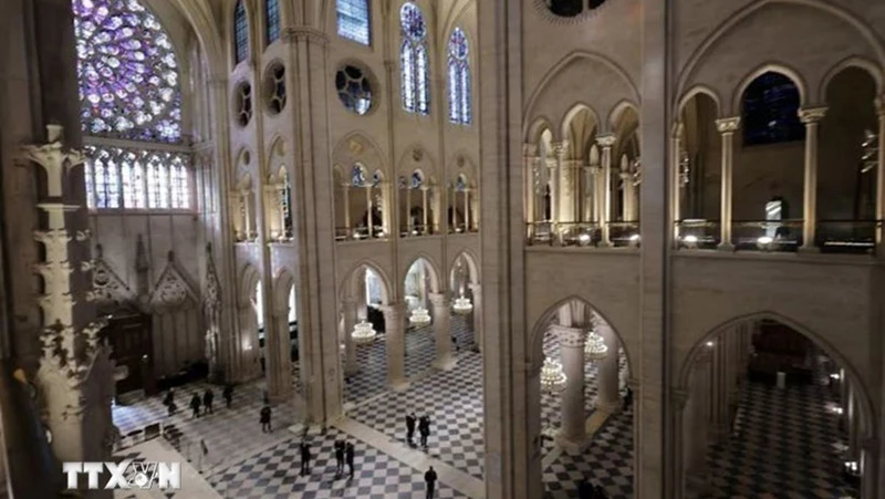 Quang cảnh bên trong Nhà thờ Đức Bà Paris của Pháp sau khi công tác trùng tu được hoàn tất. (Ảnh: REUTERS/TTXVN)