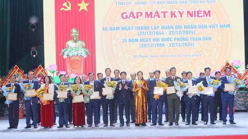 Các đồng chí Thường trực Tỉnh ủy trao tặng Kỷ niệm chương “Vì sự nghiệp xây dựng Quân đội nhân dân Việt Nam” cho các cá nhân tiêu biểu.