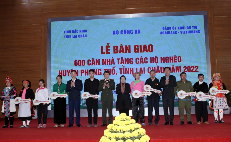 Lãnh đạo Bộ Công an, tỉnh Lai Châu và các nhà tài trợ trao tượng trưng chìa khóa cho các hộ nghèo.