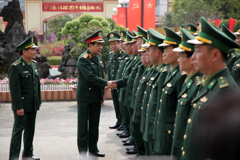 Bộ trưởng Phan Văn Giang thăm cán bộ chiến sĩ Bộ chỉ huy Bộ đội Biên phòng Lai Châu.