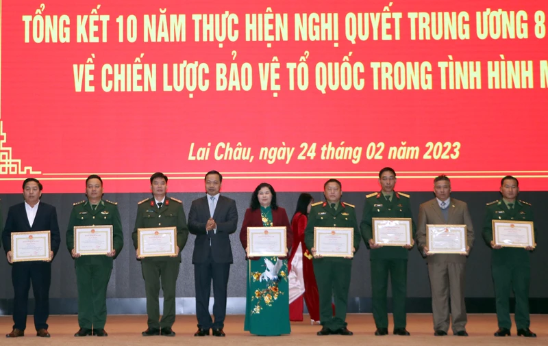 Tỉnh Lai Châu tặng Bằng khen cho các cá nhân có thành tích xuất sắc trong 10 năm thực hiện Nghị quyết Trung ương 8 khóa XI .