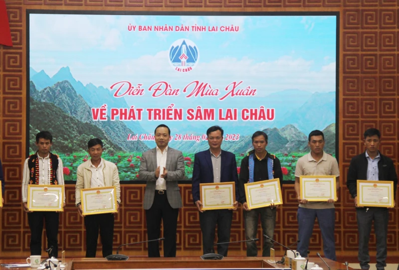 UBND tỉnh Lai Châu đã tặng Bằng khen cho tập thể, cá nhân đã có thành tích tiêu biểu, xuất sắc trong bảo tồn và phát triển Sâm Lai Châu.