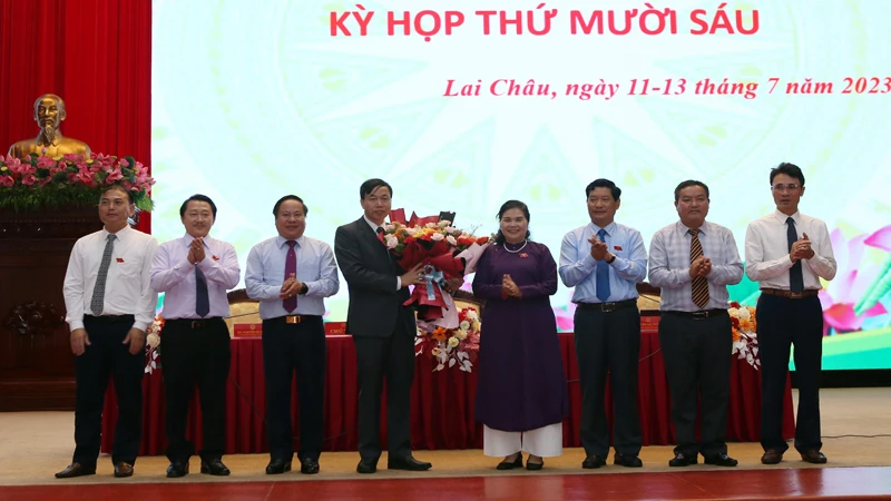 Lãnh đạo Tỉnh ủy, Hội đồng nhân dân, Ủy ban nhân dân, Ủy ban Mặt trận Tổ quốc tỉnh Lai Châu tặng hoa chúc mừng tân Chủ tịch UBND tỉnh Lai Châu.