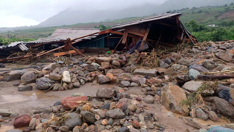 Mưa lũ gây sạt lở đất vào nhà dân khiến 4 người chết, 3 người bị thương ở huyện Than Uyên, Lai Châu.
