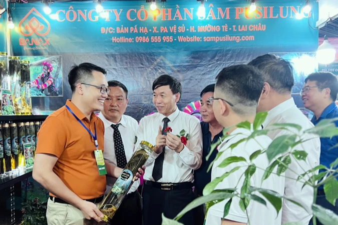 Lãnh đạo tỉnh Lai Châu tham quan gian hàng giới thiệu các sản phẩm nông nghiệp tiêu biểu của doanh nghiệp sau lễ khai mạc.