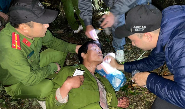 Lực lượng cứu hộ tìm thấy nạn nhân sau 5 giờ tìm kiếm tại rừng Hoàng Liên khu vực thị trấn Tân Uyên.