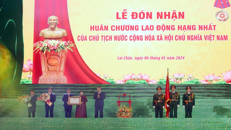 Thay mặt lãnh đạo Đảng, Nhà nước, Đại tướng Tô Lâm, Ủy viên Bộ Chính trị, Bộ trưởng Công an trao Huân chương Lao động hạng Nhất tặng Đảng bộ, chính quyền và nhân dân các dân tộc Lai Châu.