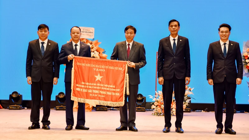 Lãnh đạo tỉnh Lai Châu trao Cờ thi đua của Chính phủ cho tập thể lãnh đạo Công ty Điện lực Lai Châu.