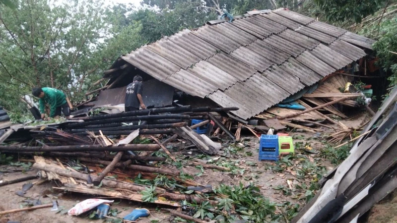 Mưa lớn kèm dông lốc đã làm tốc mái và đổ sập 120 nhà dân ở các địa phương của huyện Sìn Hồ.