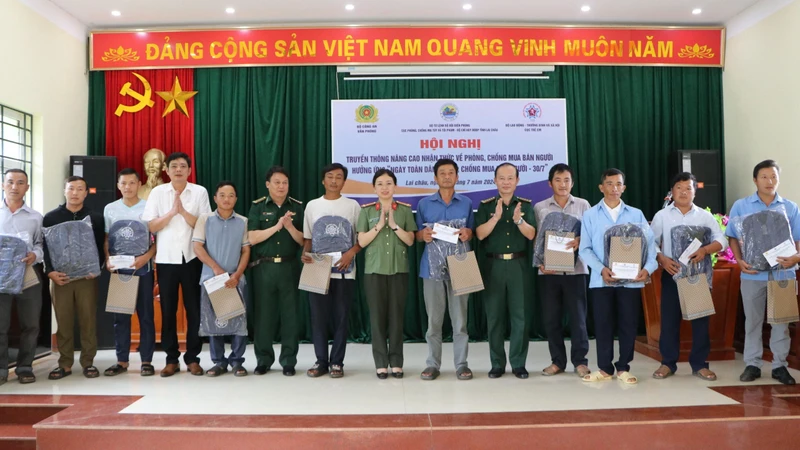 Tặng quà cho đại diện các hộ dân khu vực biên giới xã Huổi Luông huyện Phong Thổ.