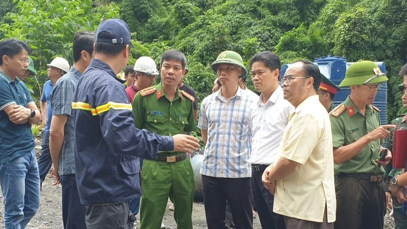 Lãnh đạo tỉnh Lai Châu, lực lượng cứu hộ bàn phương án cứu nạn tại hiện trường nơi xảy ra vụ việc.