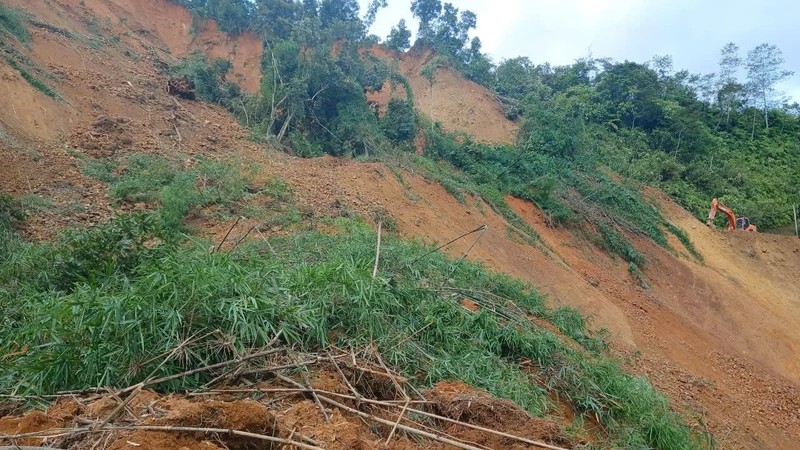 Khoảng 40.000m3 đất đá sạt xuống làm mất mặt đường gây ách tắc giao thông trên Quốc lộ 4H.