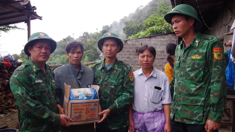 Lực lượng Biên phòng và chính quyền địa phương thăm hỏi gia đình nạn nhân vụ sạt lở đất ở xã Sì Lở Lầu.