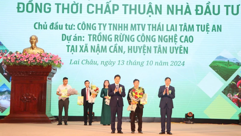 Lãnh đạo tỉnh Lai Châu trao chứng nhận chấp thuận chủ trương đầu tư cho nhà đầu tư.