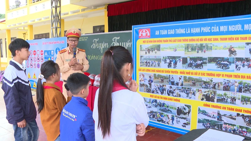 Cán bộ cảnh sát giao thông đến các trường học tuyên truyền hướng dẫn học sinh tham gia giao thông.