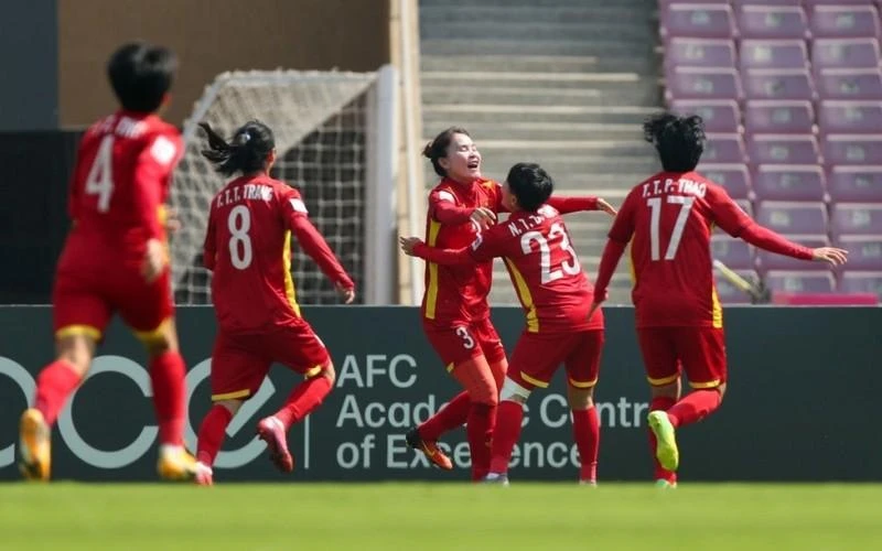 Các nữ cầu thủ vỡ òa niềm vui với bàn mở tỷ số trong trận gặp Đài Bắc (Trung Quốc) tại khuôn khổ vòng play-off World Cup 2023. (Ảnh: Getty/TTXVN)
