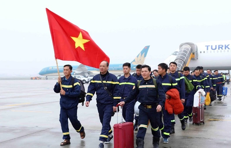 Đội tìm kiếm cứu nạn và cứu hộ Bộ Công an hoàn thành nhiệm vụ tại Thổ Nhĩ Kỳ, về đến sân bay quốc tế Nội Bài.