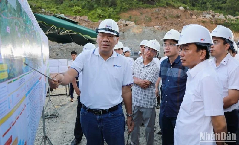 Thứ trưởng Giao thông vận tải Nguyễn Danh Huy (thứ 2 từ phải sang) trực tiếp thị sát và chỉ đạo giải quyết các vấn đề "nóng" tại dự án cao tốc đoạn Quảng Ngãi-Hoài Nhơn.