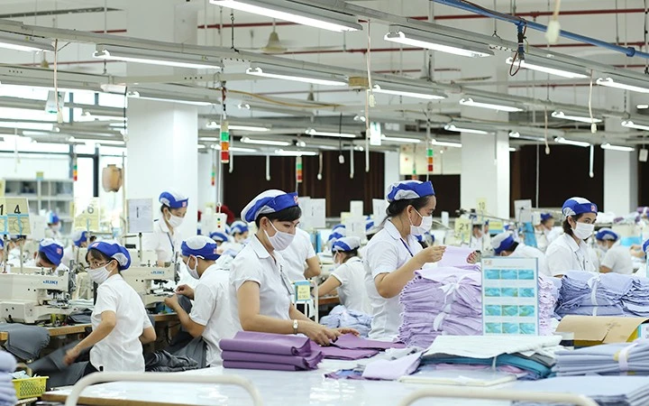Sản xuất hàng may mặc xuất khẩu tại Tổng công ty cổ phần May Việt Tiến.