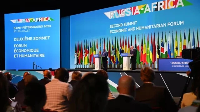 Tổng thống Nga Vladimir Putin và Chủ tịch Liên minh châu Phi, Chủ tịch Liên bang Comoros Azali Assoumani phát biểu trước báo giới sau kết quả của Hội nghị thượng đỉnh Nga-châu Phi lần thứ hai. (Ảnh: RIA/Novost)