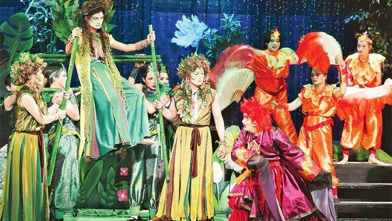 Vở kịch thiếu nhi “Bí mật trăm đốt tre” của Sân khấu nghệ thuật Trương Hùng Minh thu hút sự quan tâm của đông đảo khán giả. (Ảnh CTV)