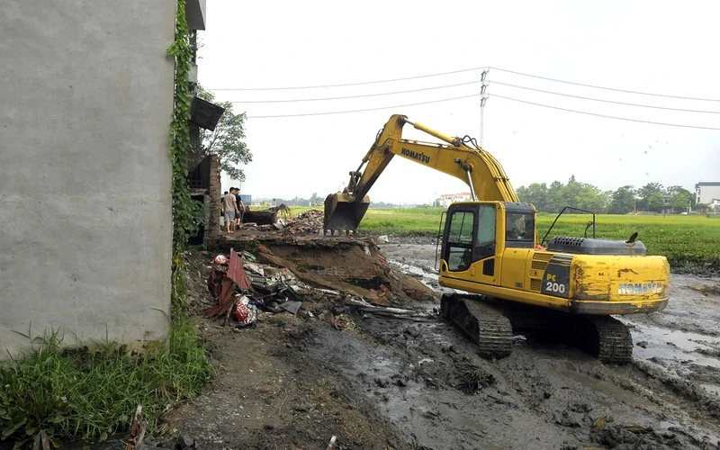 Lực lượng chức năng huyện Ba Vì (Hà Nội) cưỡng chế thu hồi đất tại khu Châu Hùm, xã Đồng Thái. (Ảnh MẠNH KHÁNH)