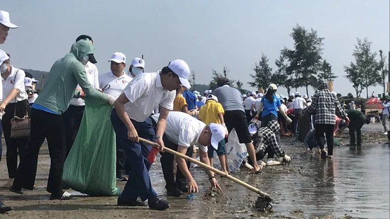 Các lượng tham gia thu gom rác thải trên bãi biển Cửa Lò.