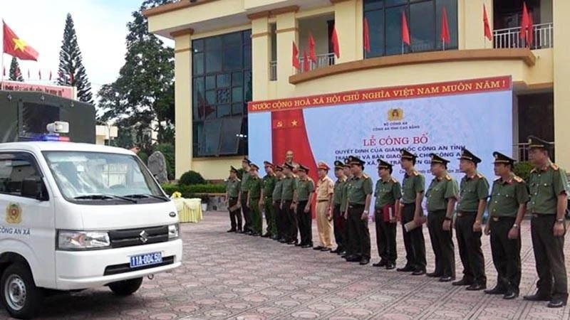 Bàn giao xe ô-tô phục vụ công tác cho công an xã ở khu vực biên giới ở Cao Bằng.