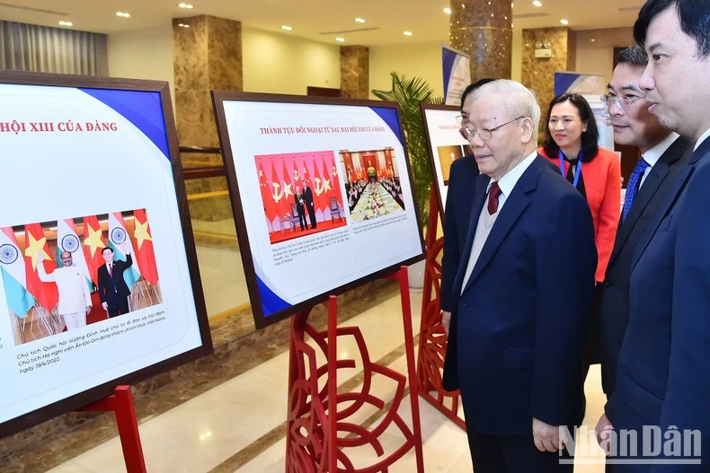 Tổng Bí thư Nguyễn Phú Trọng tham quan triển lãm về thành tựu ngoại giao bên lề Hội nghị Ngoại giao lần thứ 32. (Ảnh: THỦY NGUYÊN)