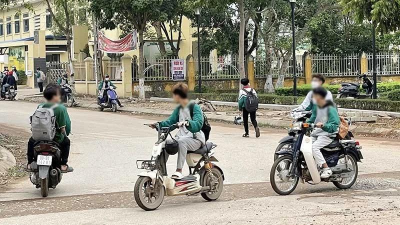 Nhiều học sinh không đội mũ bảo hiểm khi tham gia giao thông tại thành phố Vĩnh Yên, tỉnh Vĩnh Phúc. (Ảnh TRƯỜNG KHANH)