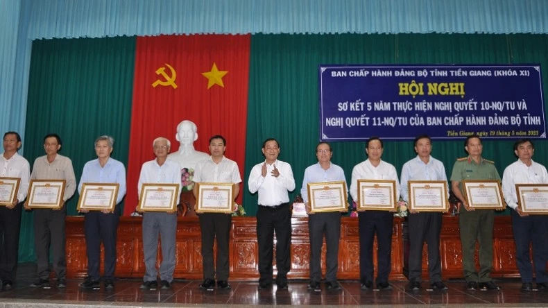 Đồng chí Nguyễn Văn Vĩnh, Chủ tịch Ủy ban nhân dân tỉnh Tiền Giang trao Bằng khen cho các tập thể thực hiện tốt Nghị quyết 11.