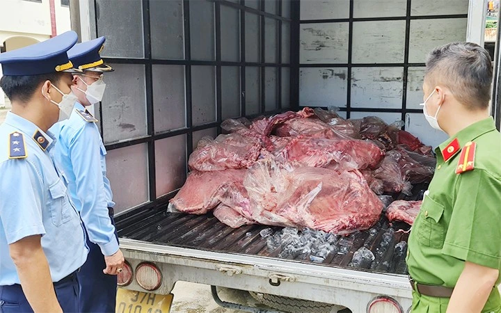 Thịt lợn bốc mùi hôi thối trên đường đi tiêu thụ tại địa bàn tỉnh Nghệ An. Ảnh: BẢO LOAN