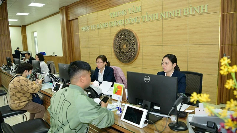 Người dân đến làm thủ tục hành chính tại Trung tâm Phục vụ hành chính công tỉnh Ninh Bình.