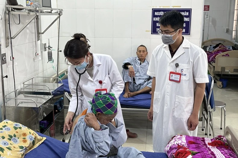 Ngay sau nhận quyết định, hai bác sĩ được phân công về Trung tâm y tế huyện Si Ma Cai đã bắt tay ngay vào công việc, tham gia khám, điều trị cho người bệnh.