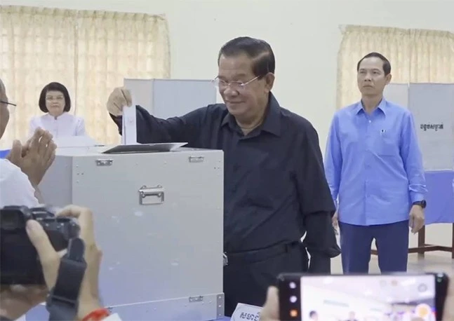 Chủ tịch CPP Samdech Techo Hun Sen bỏ phiếu tại tỉnh Kandal (Ảnh: Nguyễn Hiệp)