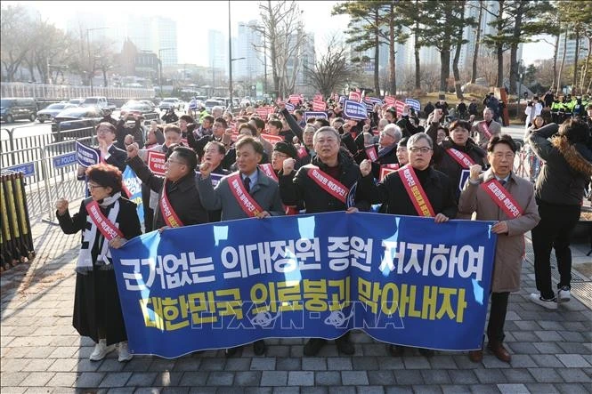  Các bác sĩ tham gia đình công phản đối kế hoạch tuyển thêm sinh viên y khoa tại Yongsan, Hàn Quốc, ngày 25/2/2024. (Ảnh: Yonhap/TTXVN) Các bác sĩ tham gia đình công phản đối kế hoạch tuyển thêm sinh viên y khoa tại Yongsan, Hàn Quốc, ngày 25/2/2024. (Ảnh: Yonhap/TTXVN)