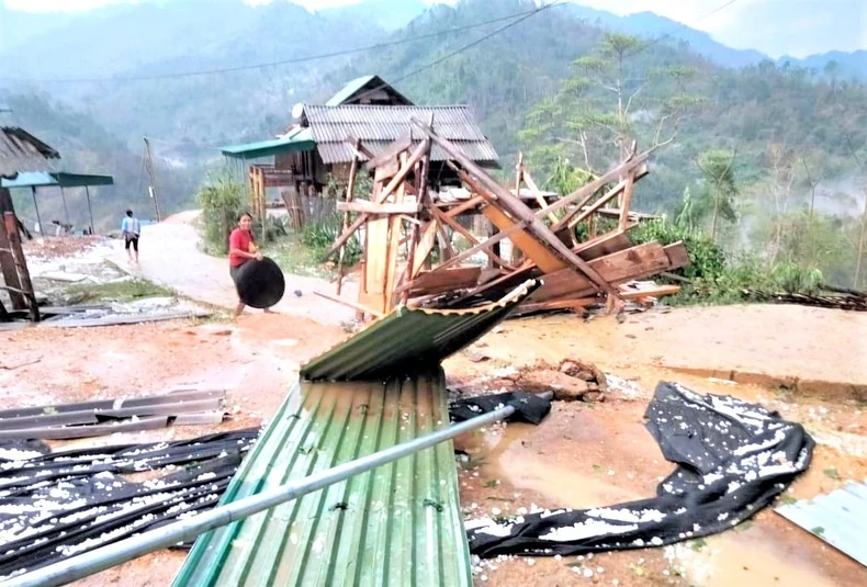 Lốc xoáy kèm theo mưa đá hồi tháng 4 khiến hơn 50 ngôi nhà của người dân huyện Kỳ Sơn bị hư hỏng nặng. (Ảnh: CTV)