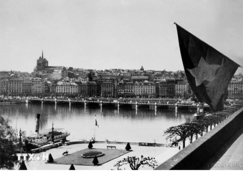 Lá Cờ đỏ sao Vàng treo tại Trụ sở của Phái đoàn Việt Nam Dân chủ Cộng hòa ở Geneva (Thụy Sĩ), năm 1954. (Ảnh: Tư liệu TTXVN)