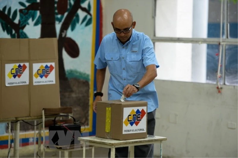 Cử tri Venezuela trong cuộc bỏ phiếu bầu cử địa phương nhiệm kỳ 2019-2025. (Nguồn: AFP/TTXVN)