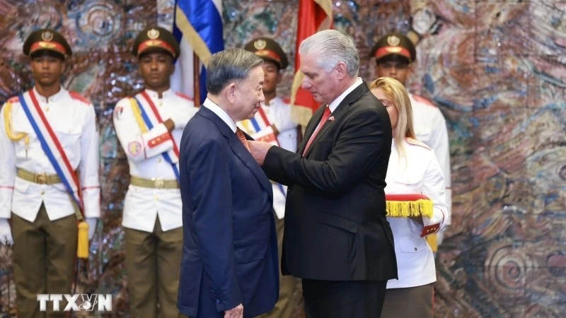 Bí thư thứ nhất Đảng Cộng sản Cuba, Chủ tịch Cuba Miguel Diaz Canel Bermudez trao tặng Huân chương Jose Marti cho Tổng Bí thư, Chủ tịch nước Tô Lâm. (Ảnh: Lâm Khánh/TTXVN)